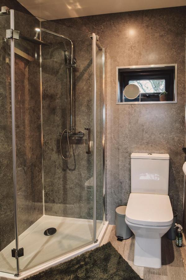Luxury Glamping Cabin With Outdoor Bath On Cornish Flower Farm Truro Zewnętrze zdjęcie