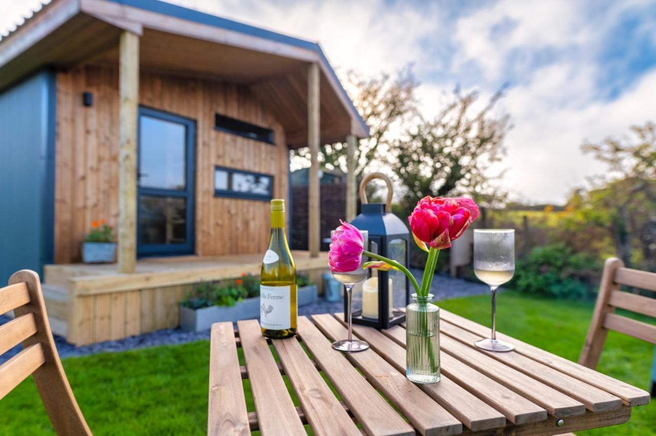 Luxury Glamping Cabin With Outdoor Bath On Cornish Flower Farm Truro Zewnętrze zdjęcie