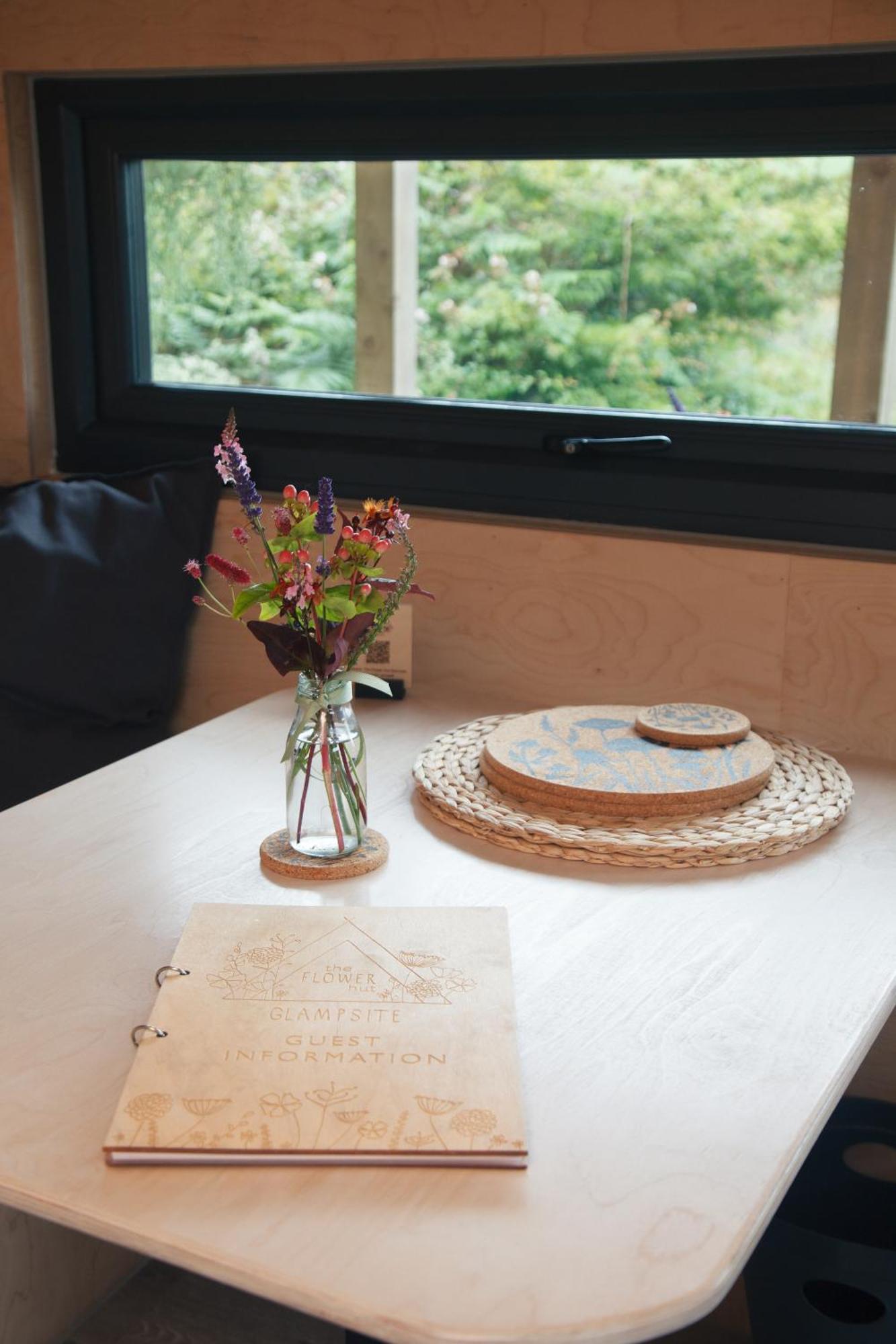 Luxury Glamping Cabin With Outdoor Bath On Cornish Flower Farm Truro Zewnętrze zdjęcie